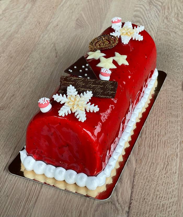 Bûche n°2 – Stracciatella rocher (miroir framboise)