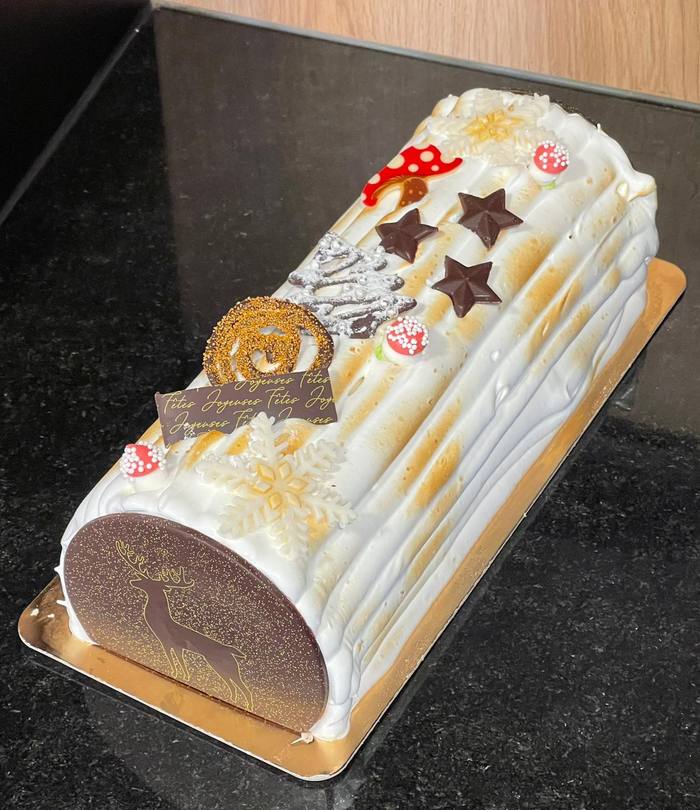 Bûche n°1 – Coco-amande framboise (meringue flambée)