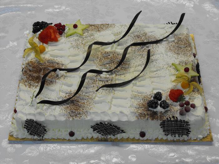 Gâteau rectangle meringué – rubans de chocolat